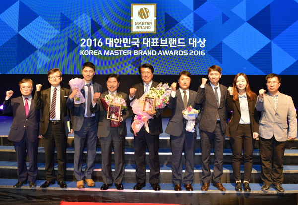 ▲ 이근규 시장(가운데)이 수상 후 직원들과 기념촬영을 가졌다.ⓒ제천시