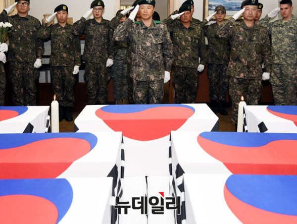 ▲ 미측에서 인계받은 15위의 유해 모습.ⓒ국방부