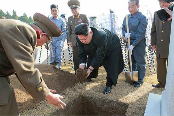유엔 안보리 대북제재를 이행하는 나라들이 갈수록 늘고 있다. 사진의 김정은은 마치 제 무덤을 파는 것처럼 보인다. ⓒ北선전매체 화면캡쳐