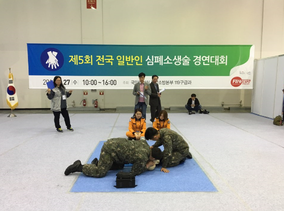 ▲ 국민안전처가 27일 개최한 '제5회 전국 일반인 심폐소생술 경연대회'에서 참가자들이 심폐소생술을 하고 있다. ⓒ 국민안전처 제공