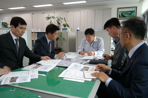 ▲ 이희진 영덕군수(왼쪽 두번째)가 국토부 수자원정책국 김형렬 국장(중간)과 만나 예산을 협의하고 있다.ⓒ영덕군 제공