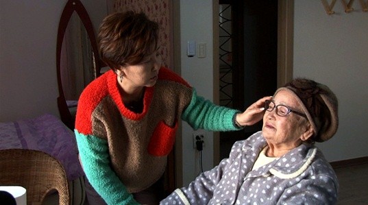 ▲ 계은숙이 모친 송씨를 돌보는 모습.  ⓒ SBS '좋은아침' 방송 화면