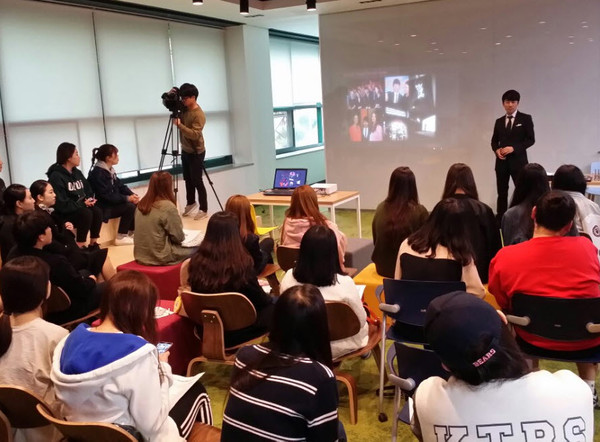▲ 김승원 메이크업아티스트가 한국교통대에서 특강을 하고 있다.ⓒ한국교통대