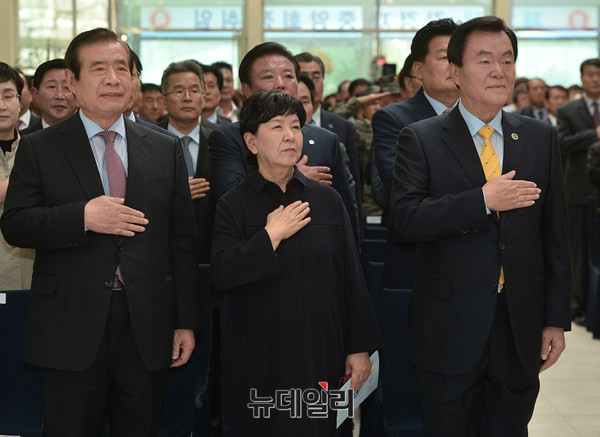 ▲ 28일 오후 취임식을 가진 제16대 한국자유총연맹 김경재 중앙회장(오른쪽). 가운데는  김 회장의 부인 채수정 여사, 왼쪽은 한광옥 국민대통합위원회 위원장. ⓒ 뉴데일리 정상윤 기자