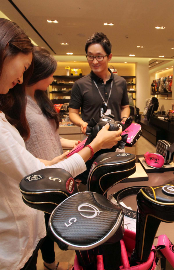 ▲ 신세계백화점 본점 골프매장에서 젊은 여성들이 골프용품을 보고 있다. ⓒ신세계백화점