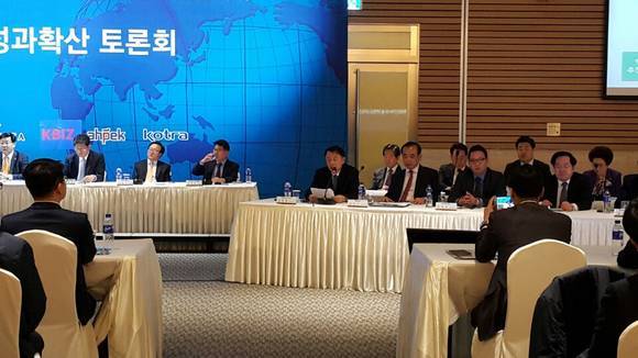 ▲ 김위철 현대엔지니어링 사장은 지난 15일 서울 여의도 전경련 그랜드볼룸에서 열린 '해외진출 성과 확산 토론회'에서 이란 시장 공략을 위해선 정부의 금융 지원이 필요하다고 말했다. 사진은 토론회 모습.ⓒ뉴데일리경제