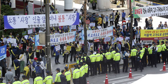 ▲ 서울역 고가 폐쇄 및 공원화 사업에 반대하는 남대문시장 상인들의 시위 모습. ⓒ 조선닷컴