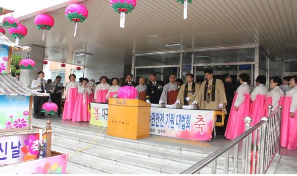 ▲ 대구 중부경찰서가 28일 2560 부처님 오신날 맞아 봉축점등 및 주민안전 기원 대법회를 가졌다.ⓒ중부서 제공