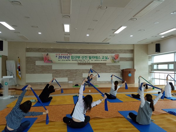 ▲ 고령군은 임산부를 상대로 순산과 태아건강을 위한 ‘2016년 임산부 필라테스 교실’을 운영한다.ⓒ고령군 제공