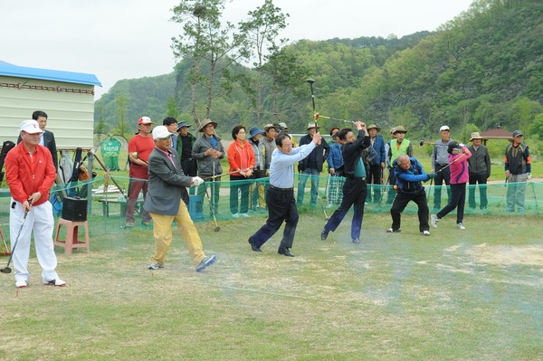 ▲ 영천시가 지난 28일 영천파크골프장에서 '제1회 국민생활체육 영천시장기 파크골프대회'를 개최했다.ⓒ영천시 제공