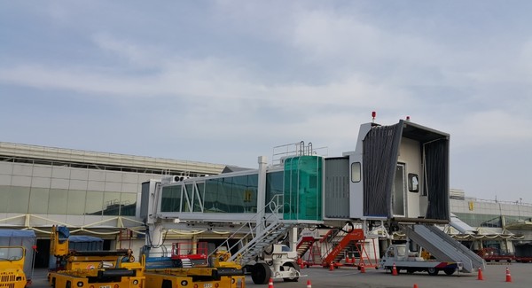 ▲ 청주국제공항에 항공기와 여객기를 연결해주는 탑승교 1대가 추가 설치됐다. ⓒ한국공항공사 청주지사