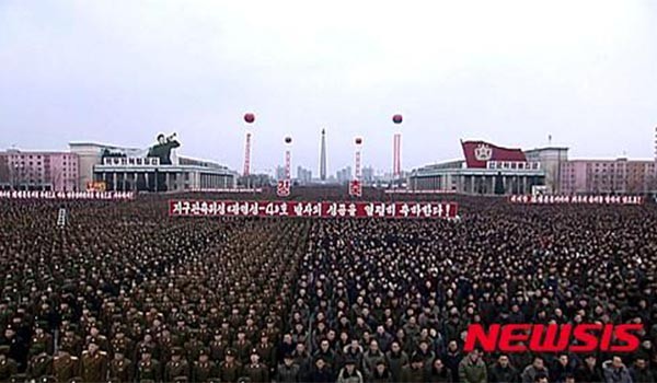 ▲ 지난 2월 8일 장거리 미사일 발사 도발을 축하하기 위해 모인 평양 시민들. ⓒ뉴시스. 무단전재 및 재배포 금지.
