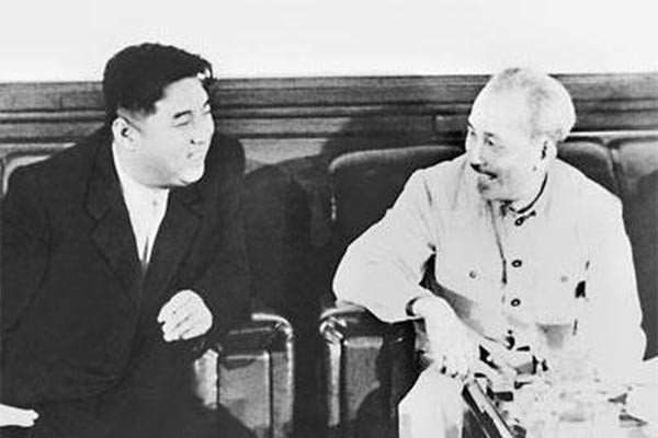 ▲ 월맹을 찾아 호치민과 만난 김일성의 모습. 베트남은 수십 년 동안 북한을 '혈맹'이라 불렀지만, 대북제재 앞에서는 등을 돌렸다. ⓒ베트남 사이고니어 닷컴 화면캡쳐