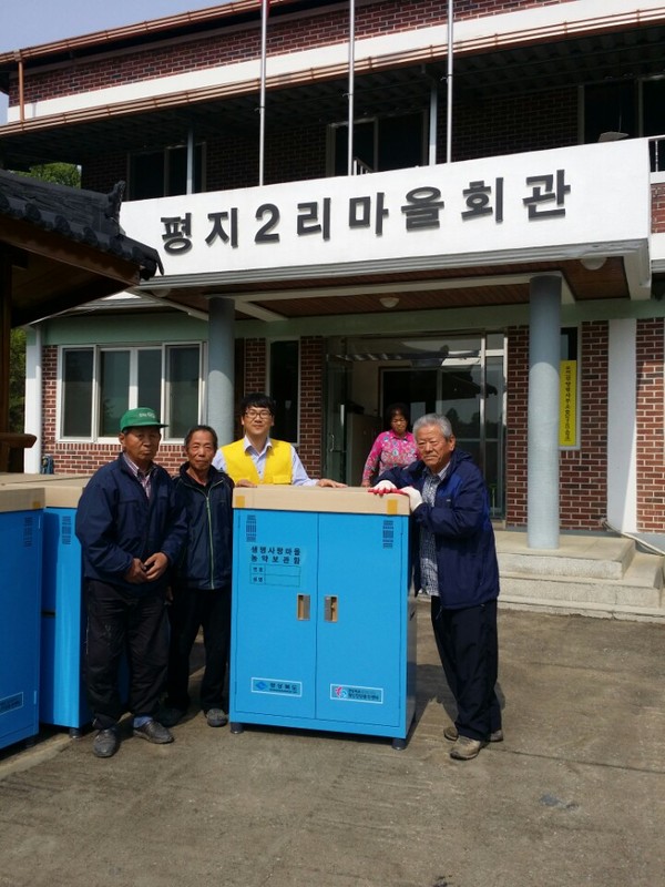 ▲ 문경시보건소 등이 농촌에서 농약안전보관함을 별도 보관해 음독사고를 사전에 예방하는 농약안전보관함을 배포했다.ⓒ문경시 제공