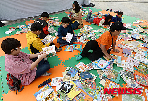 서울시 교육청은 29일 교육청 산하 정독도서관에서 엄마와 딸이 도서관에서 하룻밤을 지내는 '도서관 1박 2일, 모녀캠프'를 29일부터 1박 2일간 진행한다고 밝혔다. ⓒ 뉴시스