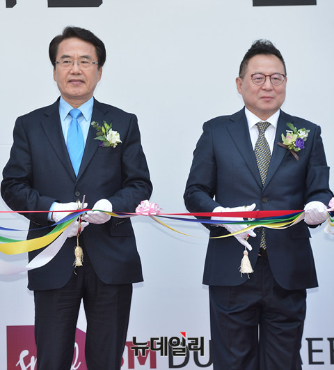 ▲ 테이프커팅식하는 박상환 하나투어회장(왼쪽), 권희석 SM면세점 대표이사 ⓒ 뉴데일리 정상윤