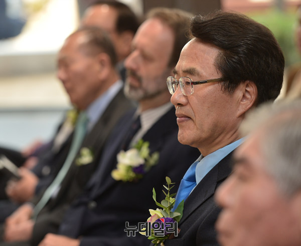 ▲ 테이프커팅식하는 박상환 하나투어회장(왼쪽), 권희석 SM면세점 대표이사 ⓒ 뉴데일리 정상윤