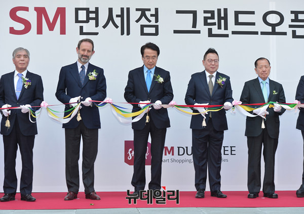 ▲ 테이프커팅식하는 박상환 하나투어회장(왼쪽), 권희석 SM면세점 대표이사 ⓒ 뉴데일리 정상윤