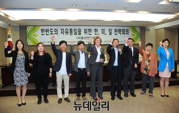 ▲ 29일 오전 '자유통일 서울선언'을 마친 한미일 북한인권단체와 탈북자 단체 대표들의 모습. ⓒ정재훈 뉴데일리 기자