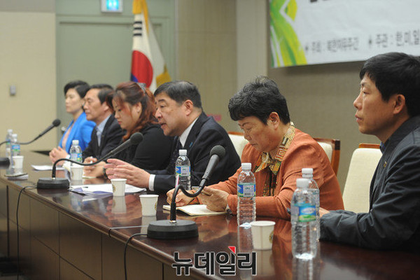 '2016 자유통일 서울선언' 선포식에 참석한 북한인권단체와 탈북자 단체 대표들. ⓒ정재훈 뉴데일리 기자