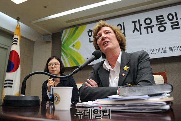 ▲ 2015년 8월 북한의 목함지뢰 도발과 한국군의 대북확성기 방송 대응 상황을 설명하는 수잔 숄티 여사. ⓒ정재훈 뉴데일리 기자