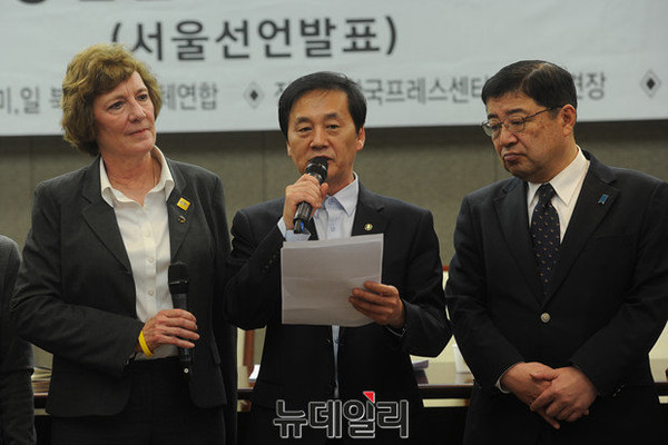 ▲ 2016 자유통일 서울선언을 낭독하는 김성민 자유북한방송 대표와 미일 북한인권단체 대표들. ⓒ