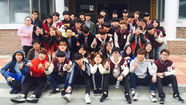 ▲ 극동대 농촌봉사단 학생들이 일손 돕기에 앞서 기념촬영을 가졌다.ⓒ단양군