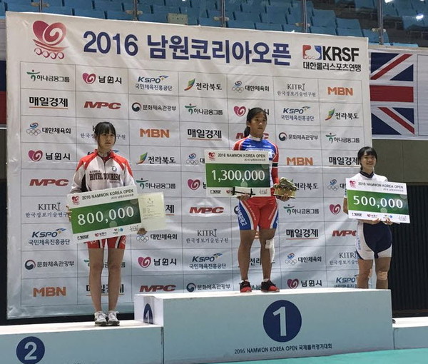 ▲ 한국호텔관광고 임주혜 선수(가운데)가 2관왕을 차지하며 MVP를 차지해 시상대에 오른 모습.ⓒ한국호텔관광고등학교