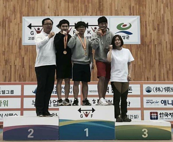 ▲ 충북체고 역도부기 지난 21일~28일까지 경남 고성 역도 전용 경기장에서 열린 ‘제75회 문곡 서상천배 단체 역도선수권대회’에서 남·여 종합 우승을 차지했다.ⓒ충북도교육청