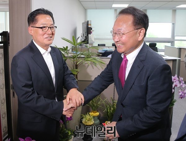 ▲ 국민의당 박지원 차기 원내대표가 29일 자신의 의원회관 사무실에서 유일호 경제부총리를 맞이하고 있다. ⓒ뉴데일리 이종현 기자