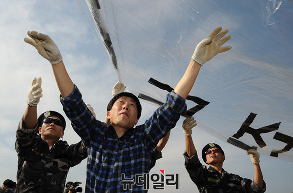 ▲ 자유북한운동연합, 북한인민해방전선 등 탈북자 단체 회원들이 29일 오후 경기도 파주 낙하IC 인근 공터에서 대북전단 30만장을 북으로 날리고 있다. ⓒ뉴데일리 정재훈 기자