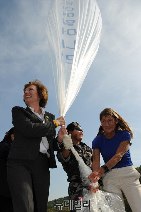 ▲ 대북 풍선을 날리기 위해 준비하고 있는 수잔솔티. ⓒ뉴데일리 정재훈 기자