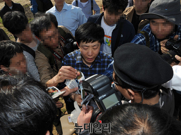 ▲ 자유북한운동연합과 북한인민해방전선 회원들이 대북전단 살포를 준비하고 있다. ⓒ뉴데일리 정재훈 기자