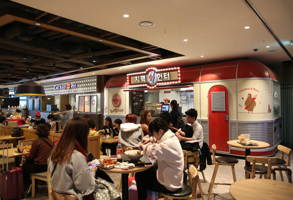 ▲ 아워홈 푸드 엠파이어 인천공항점에서 식사를 즐기고 있는 중국인 관광객들. ⓒ아워홈