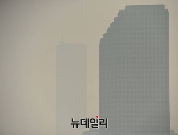 ▲ 미세먼지로 뒤덮힌 서울 여의도 하늘. ⓒ 뉴데일리 정상윤 기자