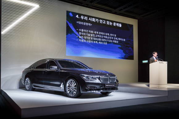 ▲ 김황식 전 국무총리가 28일 서울 그랜드 하얏트 호텔에서 열린 'BMW 7시리즈 리더스 포럼'에 참석해 강연을 진행 중이다.ⓒBMW코리아