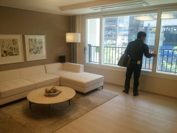 ▲ 모델하우스 안에 마련된 유닛은 전용 74㎡A와 84㎡A다. 사진은 전용 84㎡A 거실 모습.ⓒ뉴데일리경제