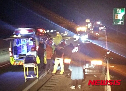 ▲ 29일 오후 8시30분께 전북 부안군 서해안고속도로 상행선 줄포나들목 인근에서 유명 트로트 가수 박현빈(33)씨가 타고 있던 승용차가 앞서가던 차량을 들이받는 등 차량 4대가 잇따라 추돌했다. 이 사고로 박씨와 그의 매니저 등 4명이 다쳐 병원으로 옮겨져 치료를 받고 있다. 2016.04.29.(사진=부안소방서 제공)  ⓒ 뉴시스