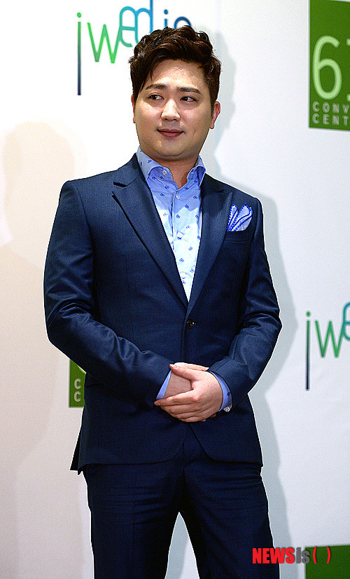 ▲ 29일 오후 8시30분께 전북 부안군 서해안고속도로 상행선 줄포나들목 인근에서 유명 트로트 가수 박현빈(33)씨가 타고 있던 승용차가 앞서가던 차량을 들이받는 등 차량 4대가 잇따라 추돌했다. 이 사고로 박씨와 그의 매니저 등 4명이 다쳐 병원으로 옮겨져 치료를 받고 있다. 2016.04.29.(사진=부안소방서 제공)  ⓒ 뉴시스