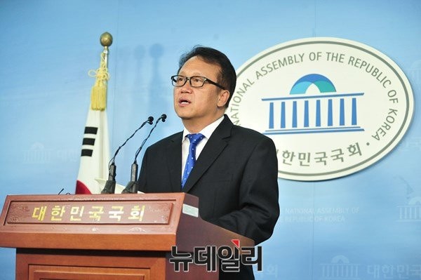 ▲ 더불어민주당 민병두 의원이 30일 국회 정론관에서 원내대표 출마선언을 하고 있다. 이번 원내대표 경선은 친문(친문재인)계 후보가 없어 눈길을 끈다. ⓒ뉴데일리 이종현 기자