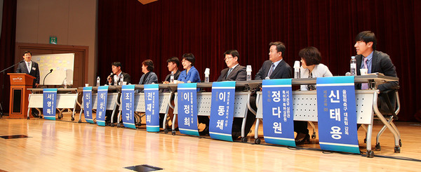 ▲ 천마아트센터에서 열린 '토크콘서트'에서 전재희 전 장관 등 선배들이 후배들과 콘서트를 갖고 소중한 경험담을 전달하고 있다.ⓒ영남대 제공