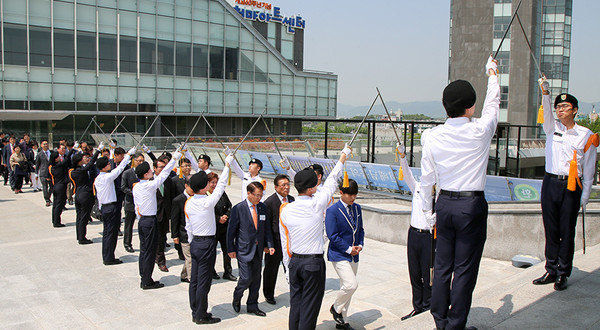▲ 모교를 찾은 재경동문들이 후배들의 환영을 받고 있다.ⓒ영남대 제공