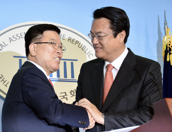 ▲ 새누리당 원내대표에 출마한 정진석 당선인과 러닝메이트인 정책위의장에 출마한 김광림 의원이 1일 오후 서울 여의도 국회 정론관에서 기자회견을 하며 손을 잡고 있다ⓒ뉴시스