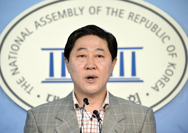 ▲ 새누리당 원내대표에 출마한 유기준 의원이 1일 오전 서울 여의도 국회 정론관에서 기자회견을 하고 있다. ⓒ뉴시스