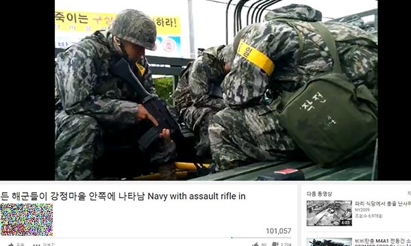 ▲ 자신들을 비난하는 사람들에게 주눅이 들어 고개를 푹 숙이고 있는 해병대원들. 이들에게 죄가 있을까? ⓒ유튜브 관련 영상 캡쳐