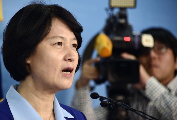 ▲ 더불어민주당 추미애 의원이 1일 국회 정론관에서 기자회견을 열어 ""무너진 지지기반의 이탈을 막고 상실감을 치유하기 위해서는 하루빨리 현행 과도체제를 종식하고 당을 정상화해야 한다"며 조속한 전당대회 개최를 요구했다. ⓒ뉴시스 사진 DB