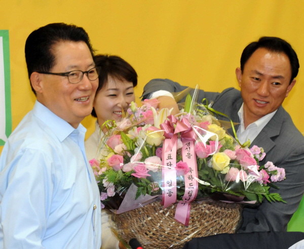 ▲ 민주당 박지원 원내대표 시절 비서실장으로 생일 축하 꽃바구니를 전달하고 있는 김명진 실장의 모습. ⓒ뉴시스 사진DB