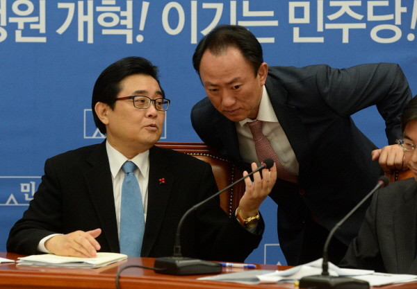 ▲ 민주당 전병헌 원내대표 시절 특별보좌역으로 보고하면서 동시에 지시를 받고 있는 김명진 실장의 모습. ⓒ뉴시스 사진DB