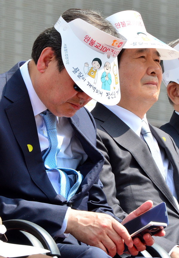 ▲ 새누리당 김무성 전 대표가 1일 오후 서울 마포구 상암월드컵경기장에서 열린 원불교 100주년 기념대회에 참석해 핸드폰을 만지고 있다.ⓒ뉴시스