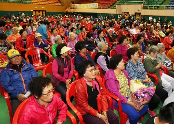 ▲ 충북 괴산읍민의날 행사가 1일 괴산문화체육센터에서 열린 가운데 읍민들이 임각수 군수의 인사말을 듣고 있다. ⓒ괴산군